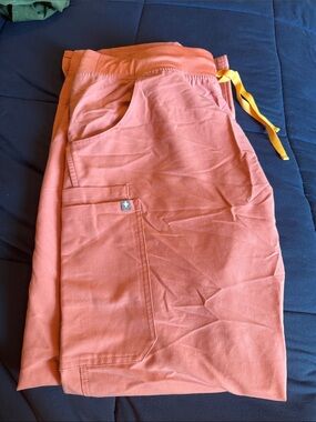 Figs OG coral XL tall kade